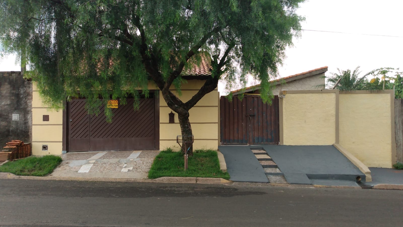 Vendo casa com piscina com 4 quartos, 3 banheiros, garagem para 4 carros, lavanderia, churrasqueira. Valor R$ 450,000 mil reais. Na cidade de Torrinha/SP - Tel de contato (14)997337334