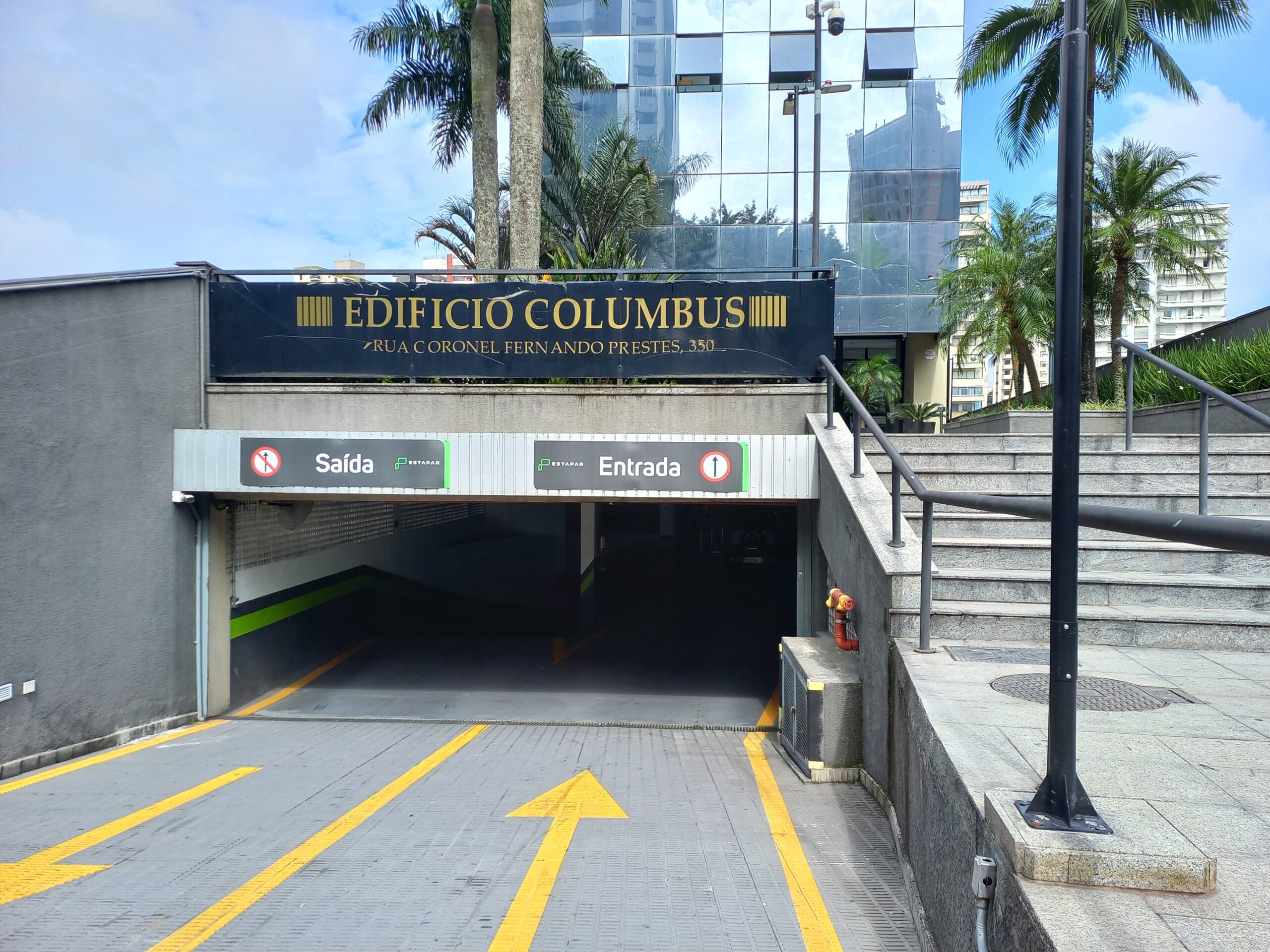 B. Estacionamento e entrada