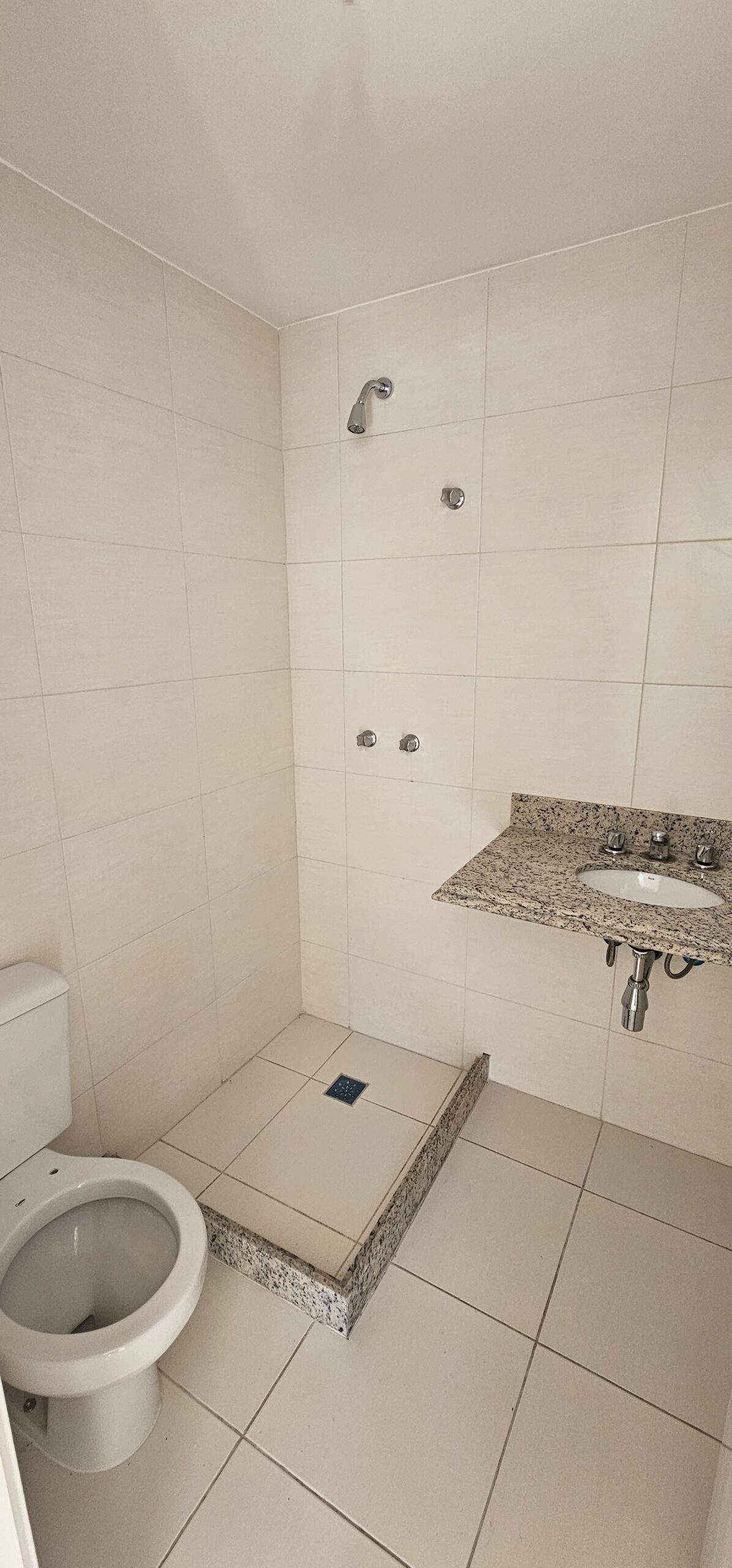 Banheiro da suíte com ventilação direta