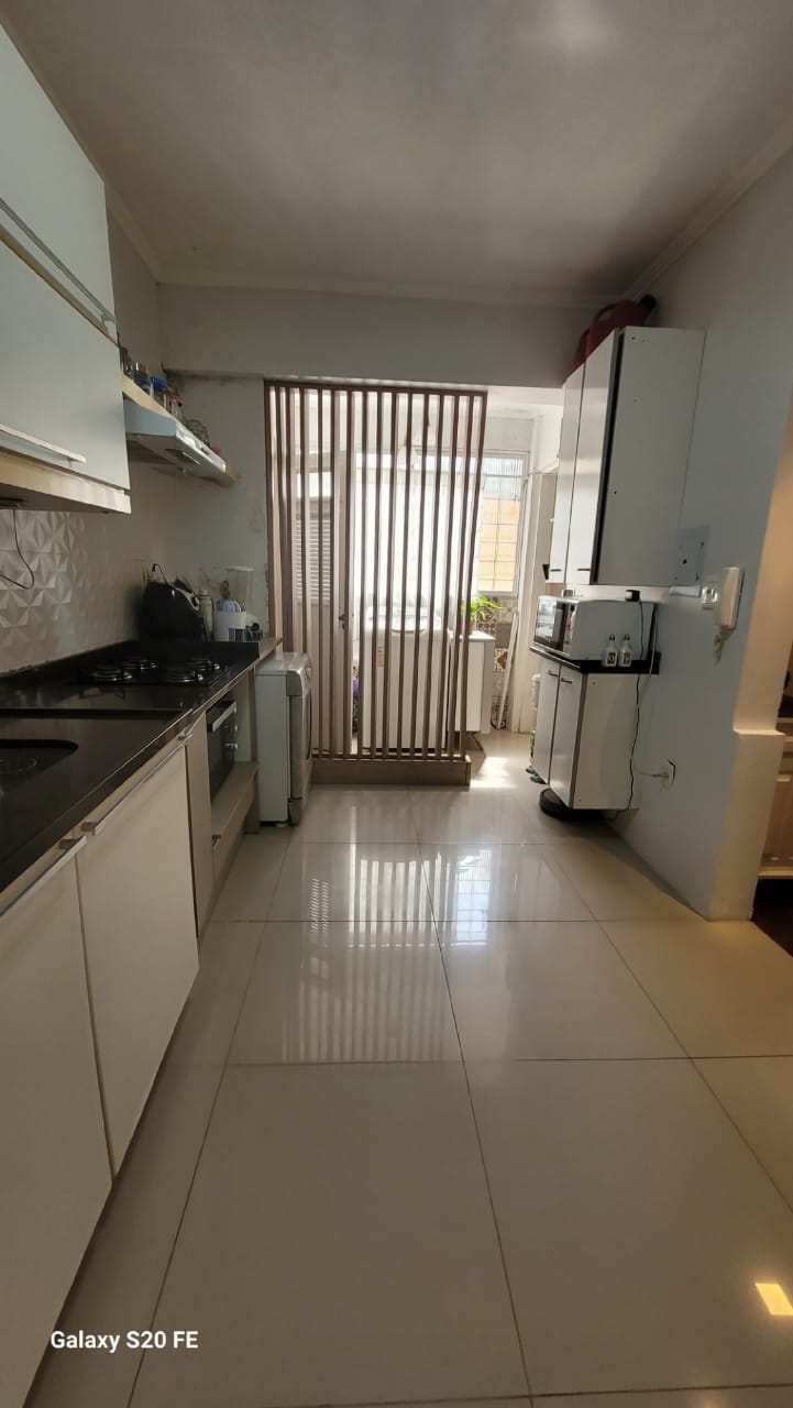 cozinha com lavanderia ao fundo