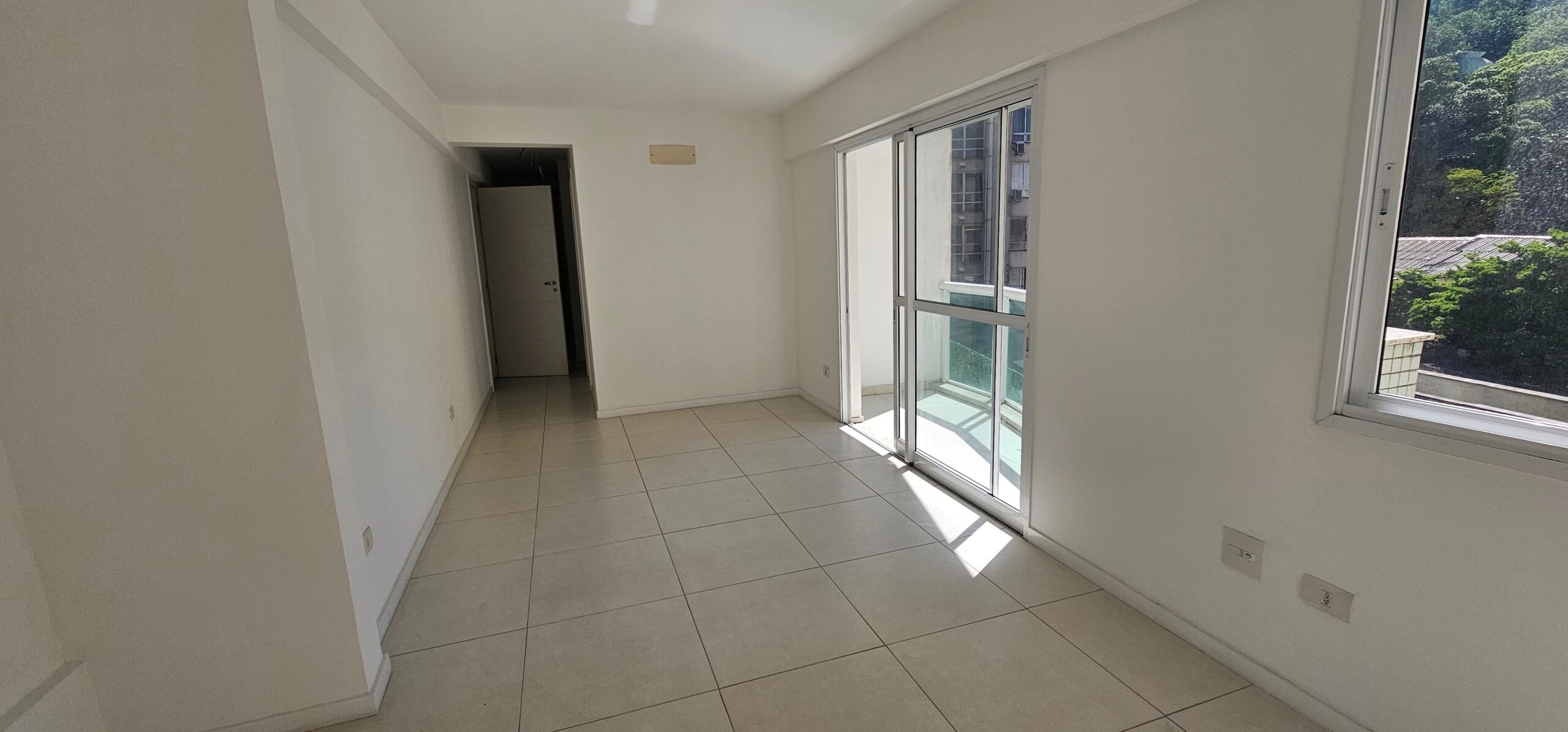 Espaço de jantar da sala e porta da varanda
