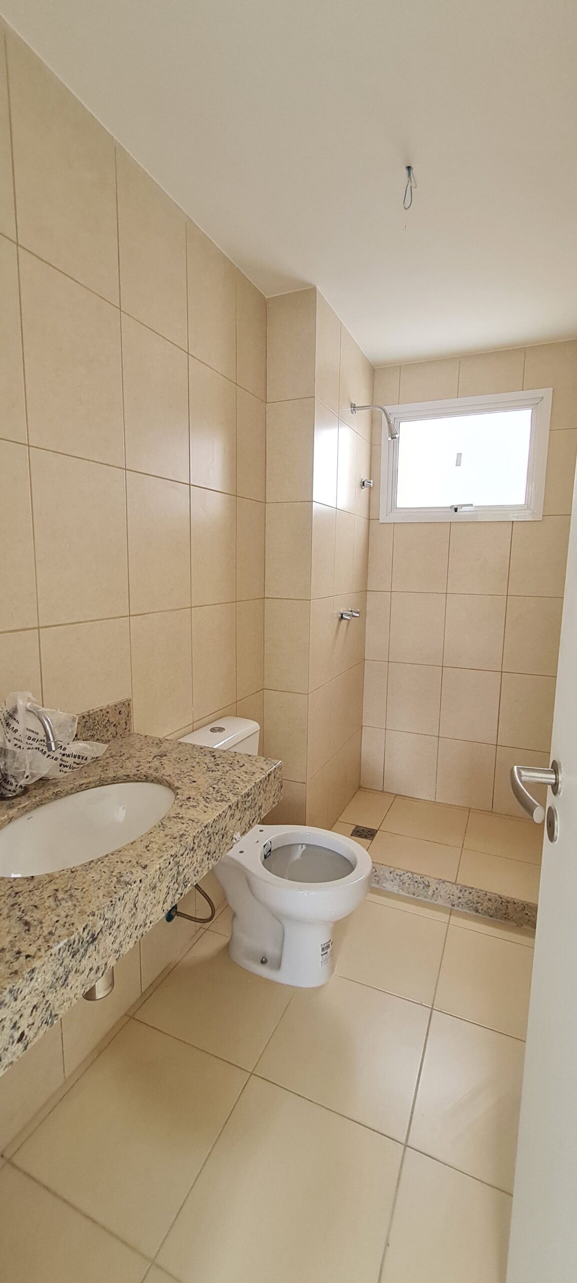 Banheiro da suíte com janela