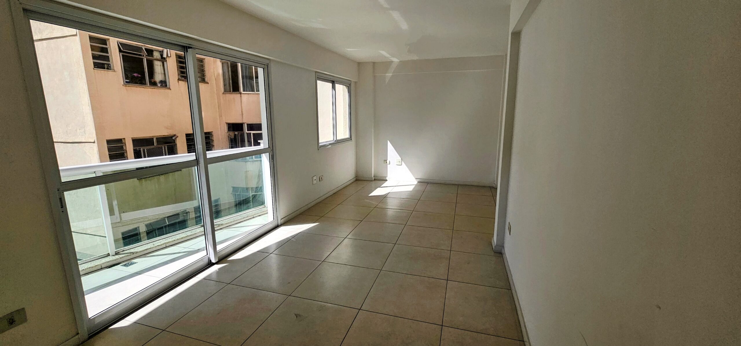 Sala com 2 ambientes e acesso à varanda