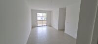 Sala e porta para a varanda