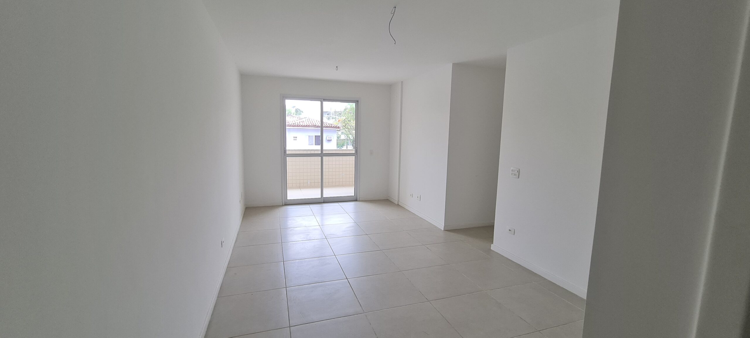 Sala e porta para a varanda