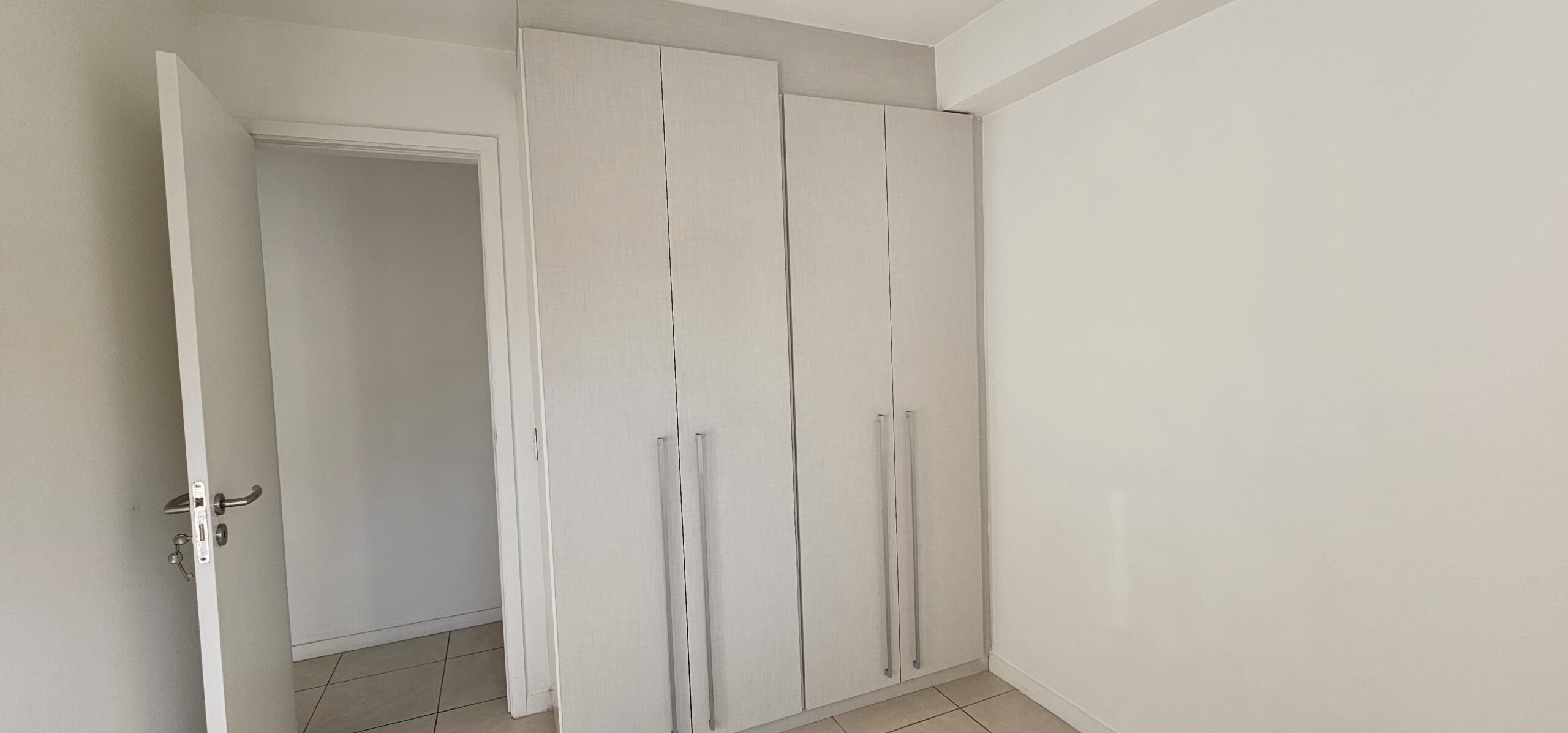 Quarto 2 com armários e porcelanato