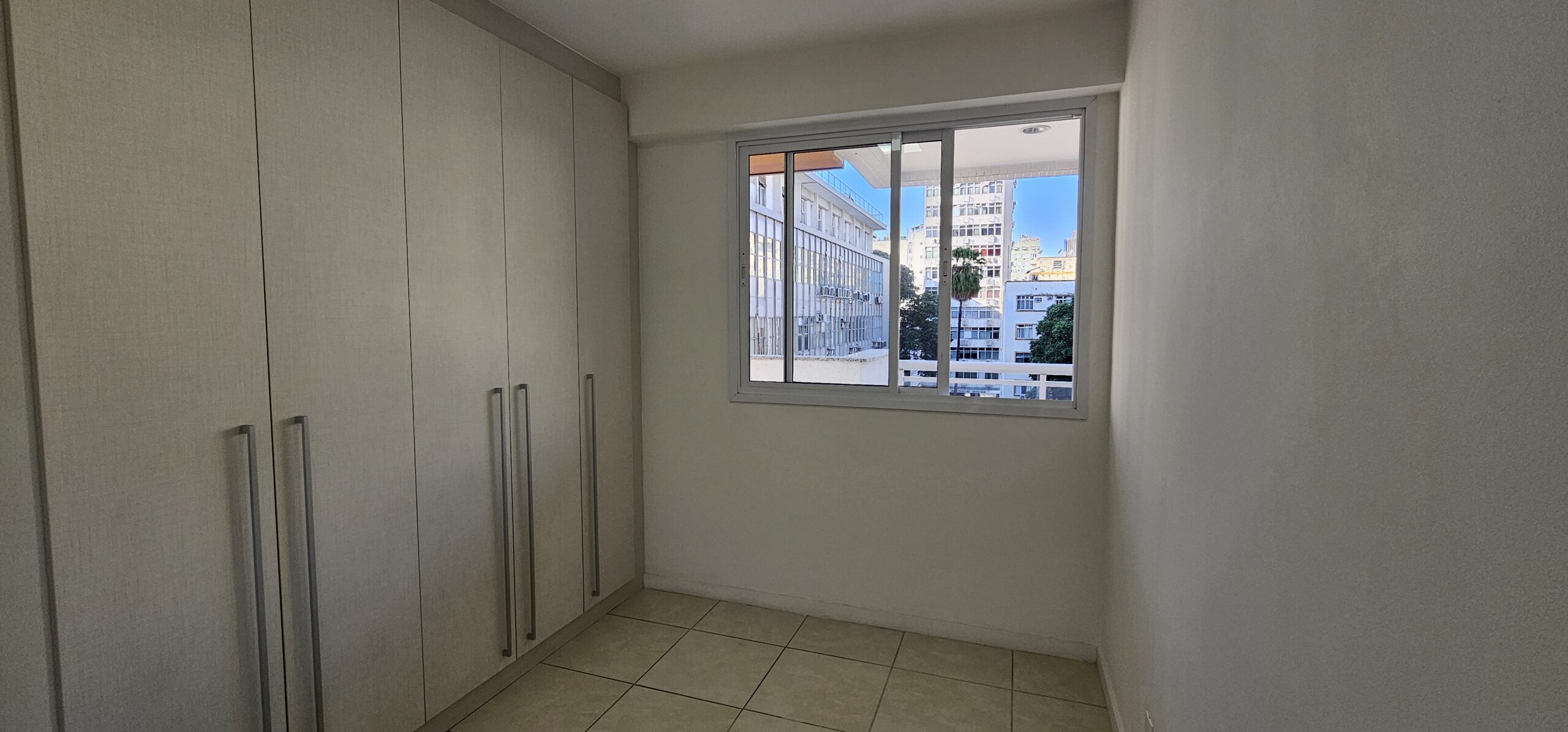 Quarto 1 com armários e porcelanato