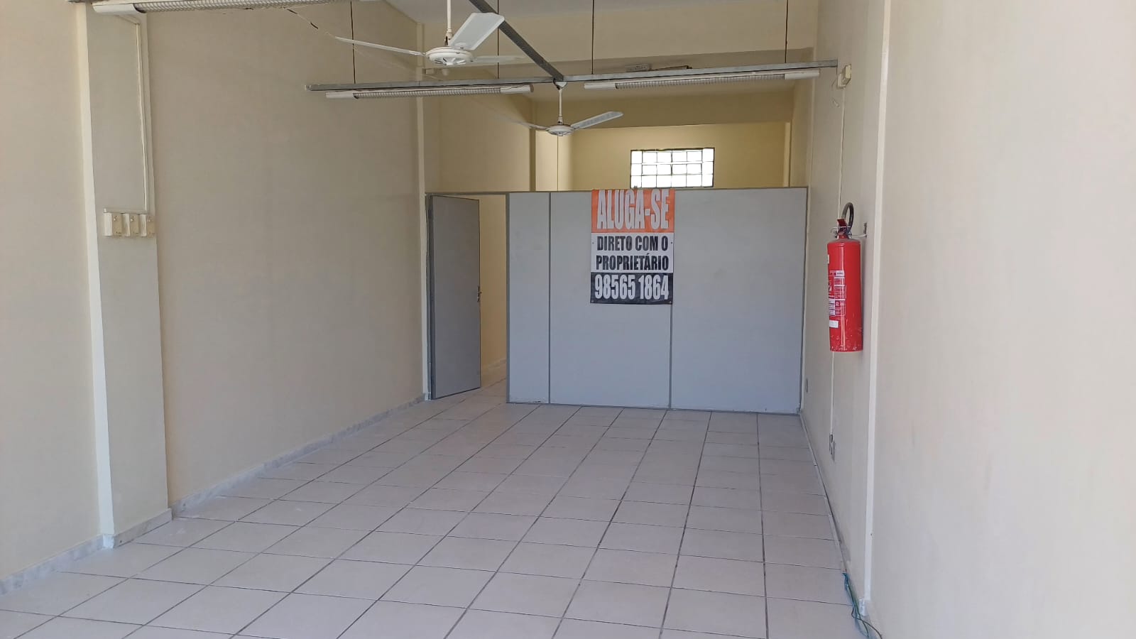 Visão ventilador, divisória e extintor de incêndio