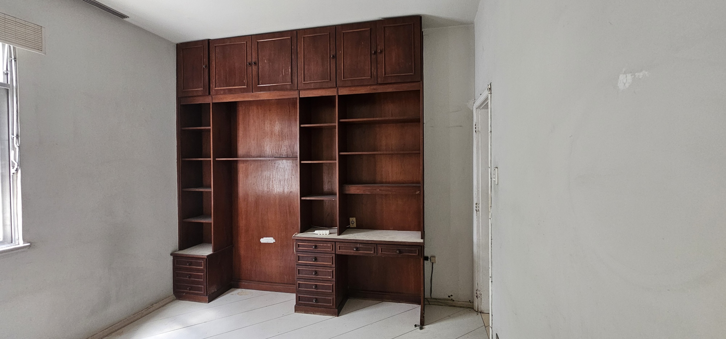Quarto 2 com guarda-roupa estante de escritório (foto)