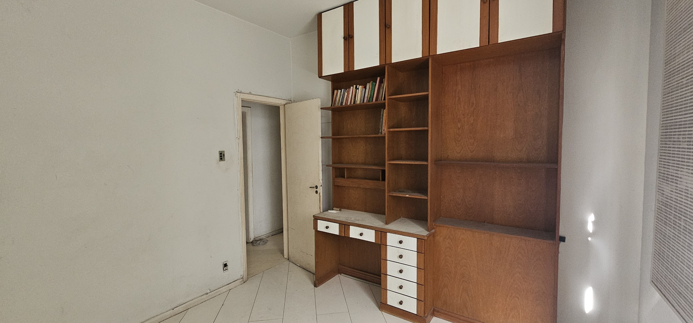 Quarto 1 com o estante de escritório