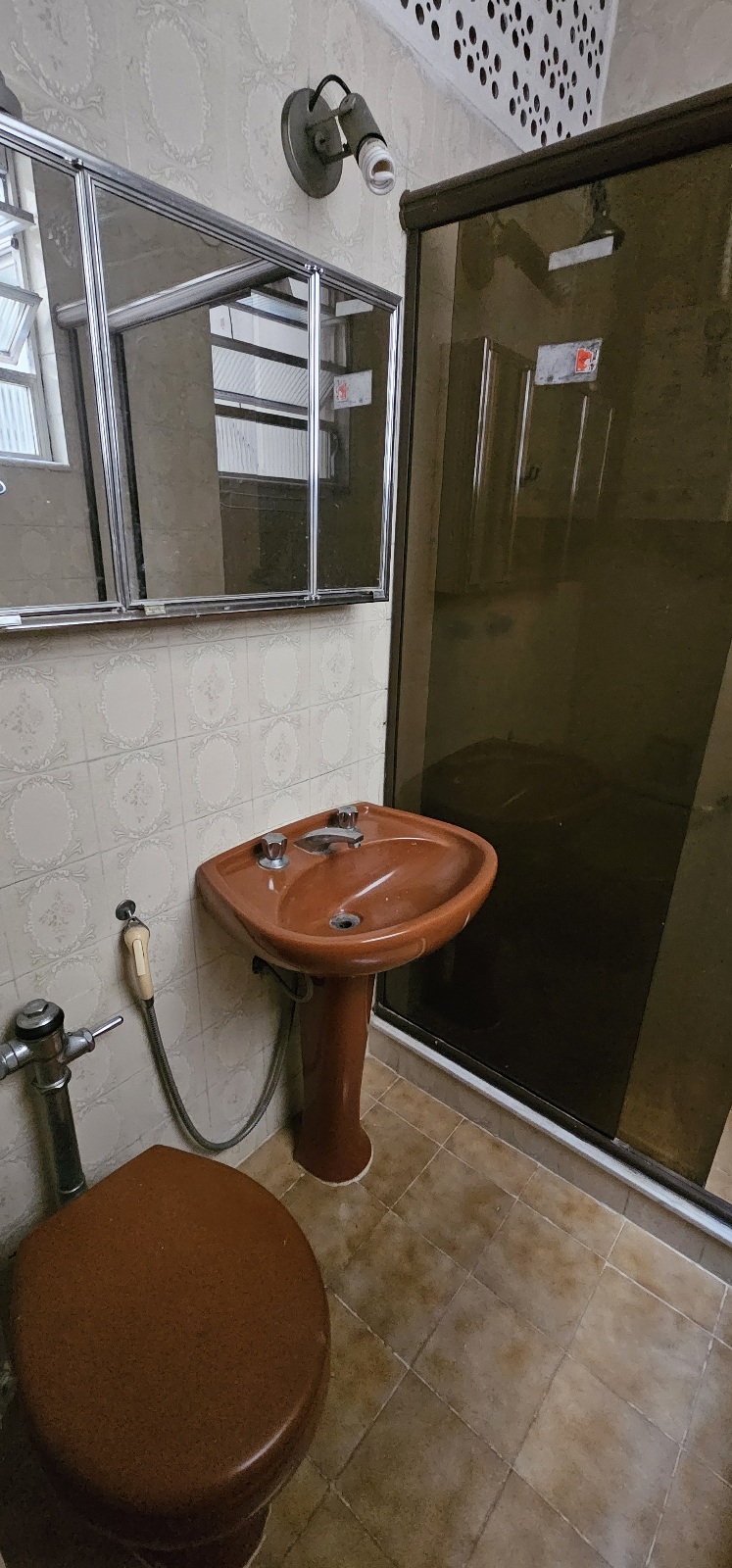 Banheiro da suíte com blindex e ventilação natural