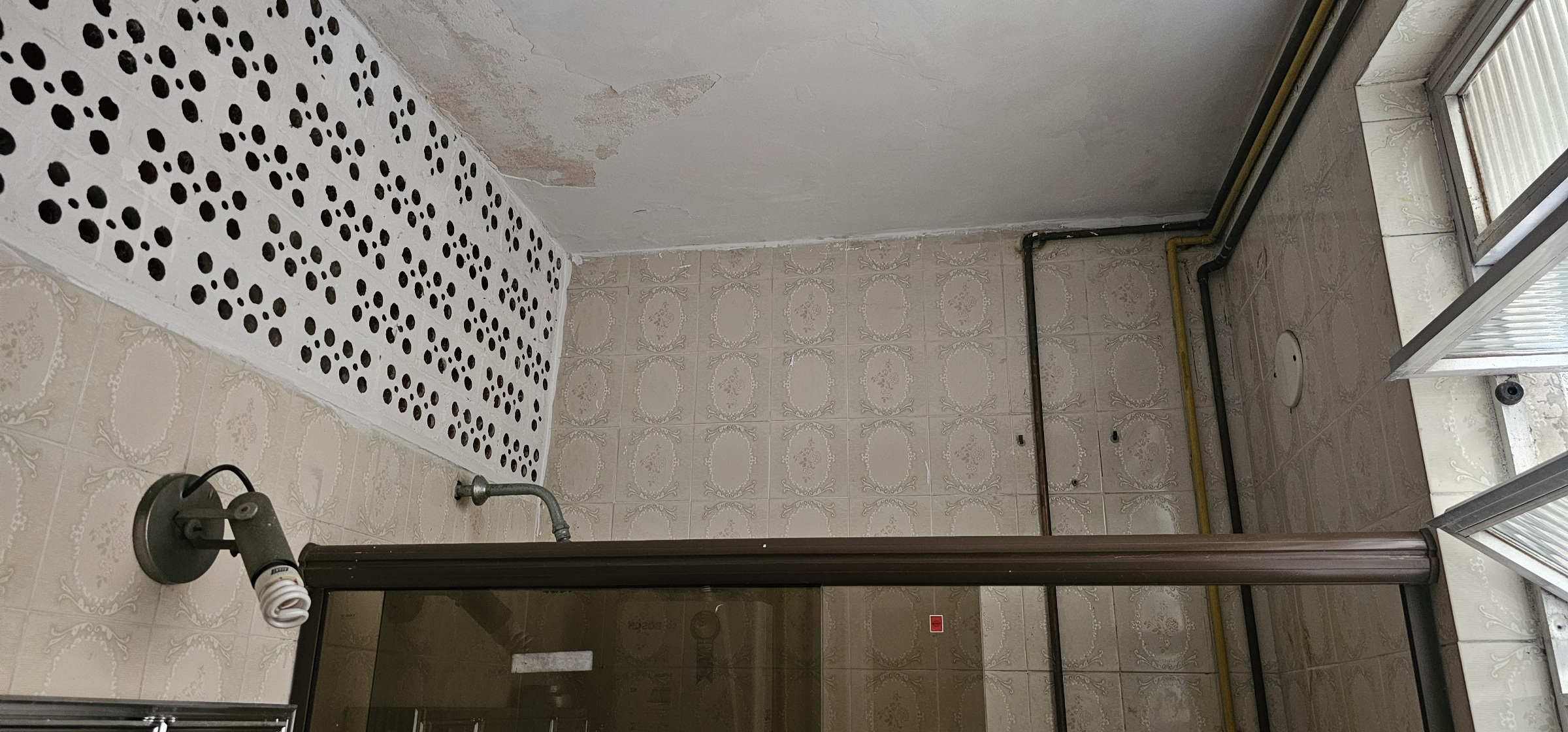 Ventilação do banheiro social para o banheiro da suíte