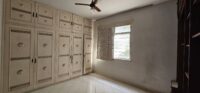 Quarto 2 com guarda-roupa (foto) e estante de escritório