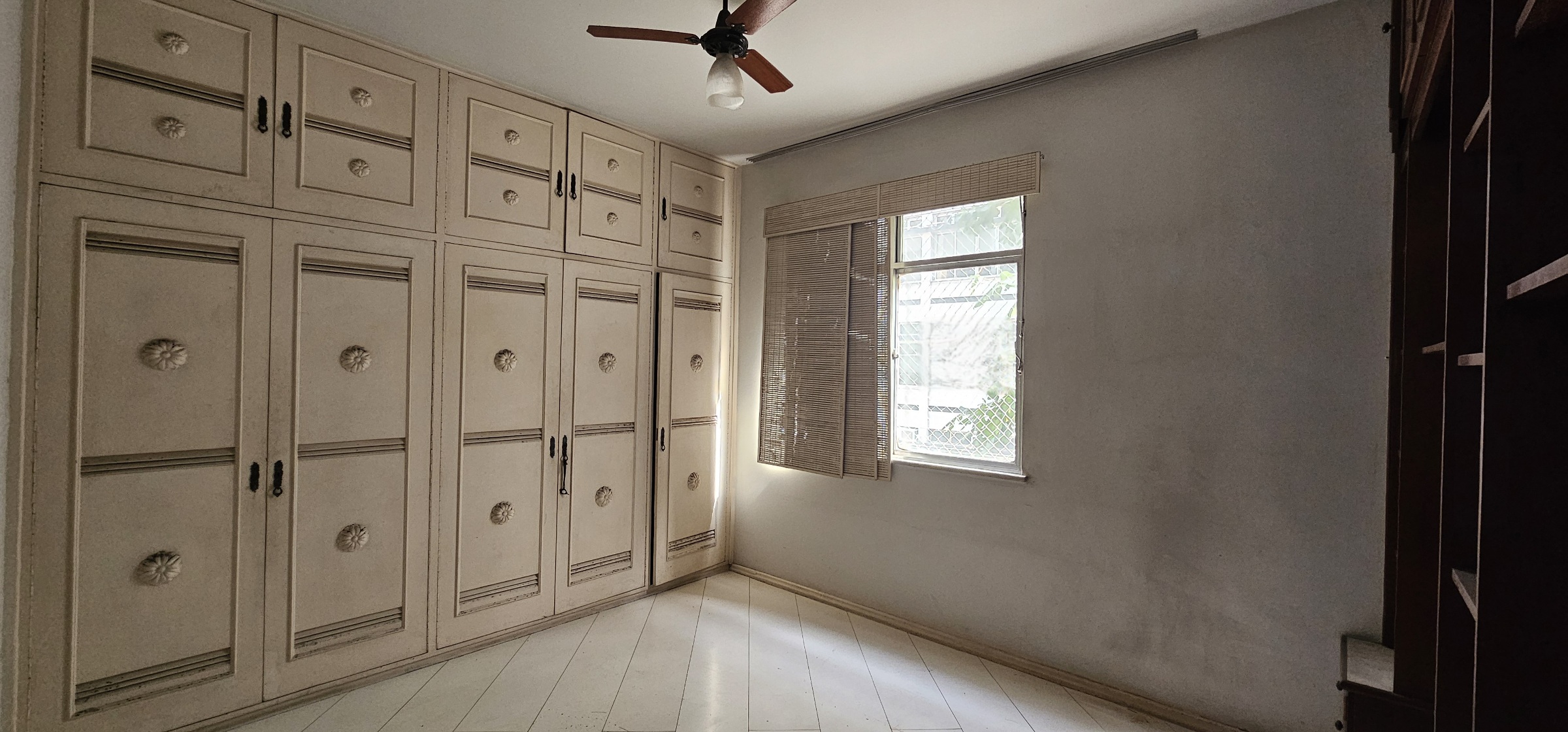 Quarto 2 com guarda-roupa (foto) e estante de escritório