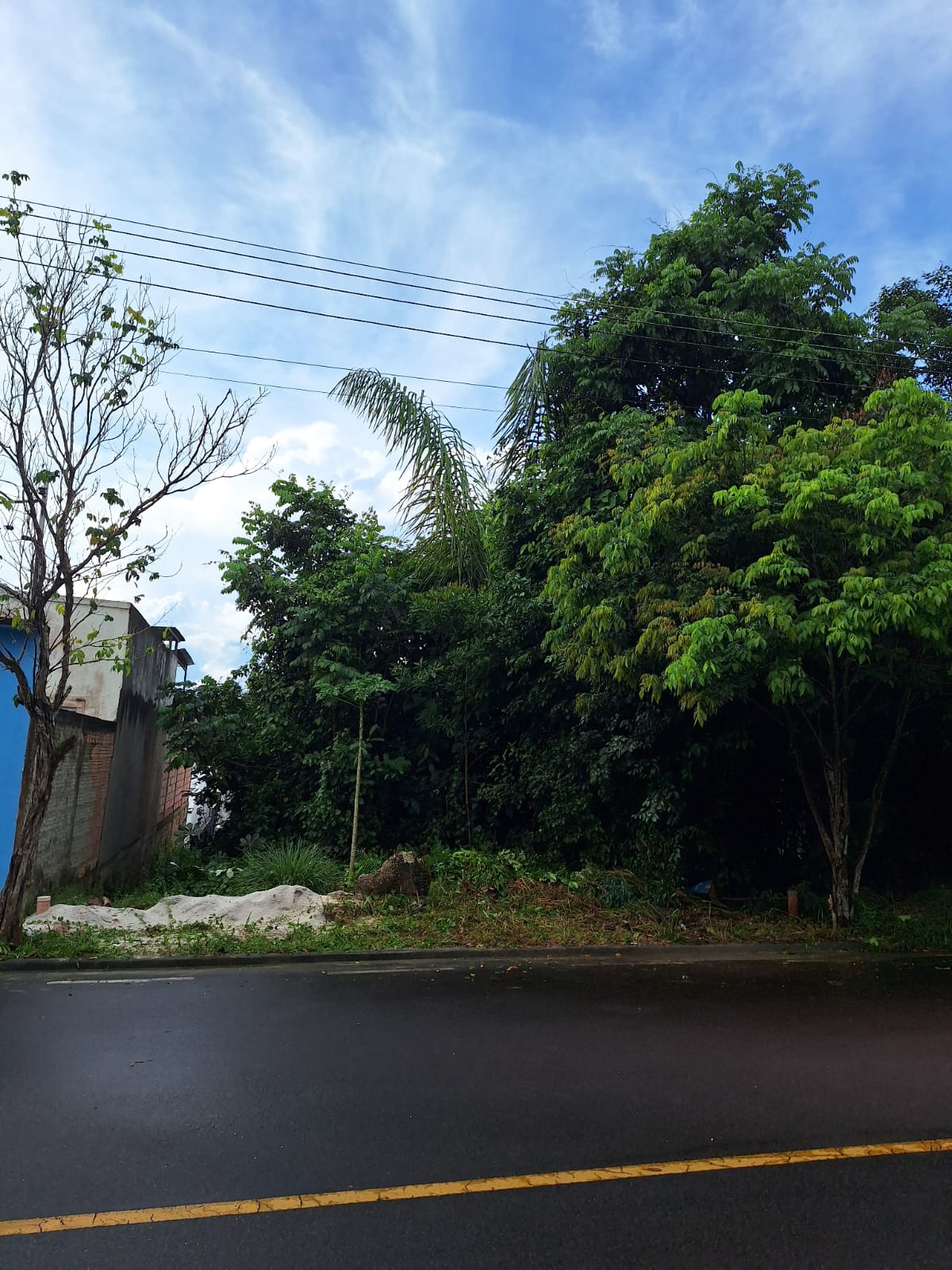 Vila Suiça. frente asfalto