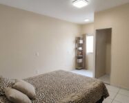 2 - arrumado quarto com cortina 2