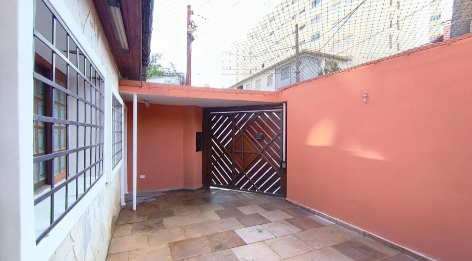 QUINTAL COM GARAGEM VENDO CASA TERREA