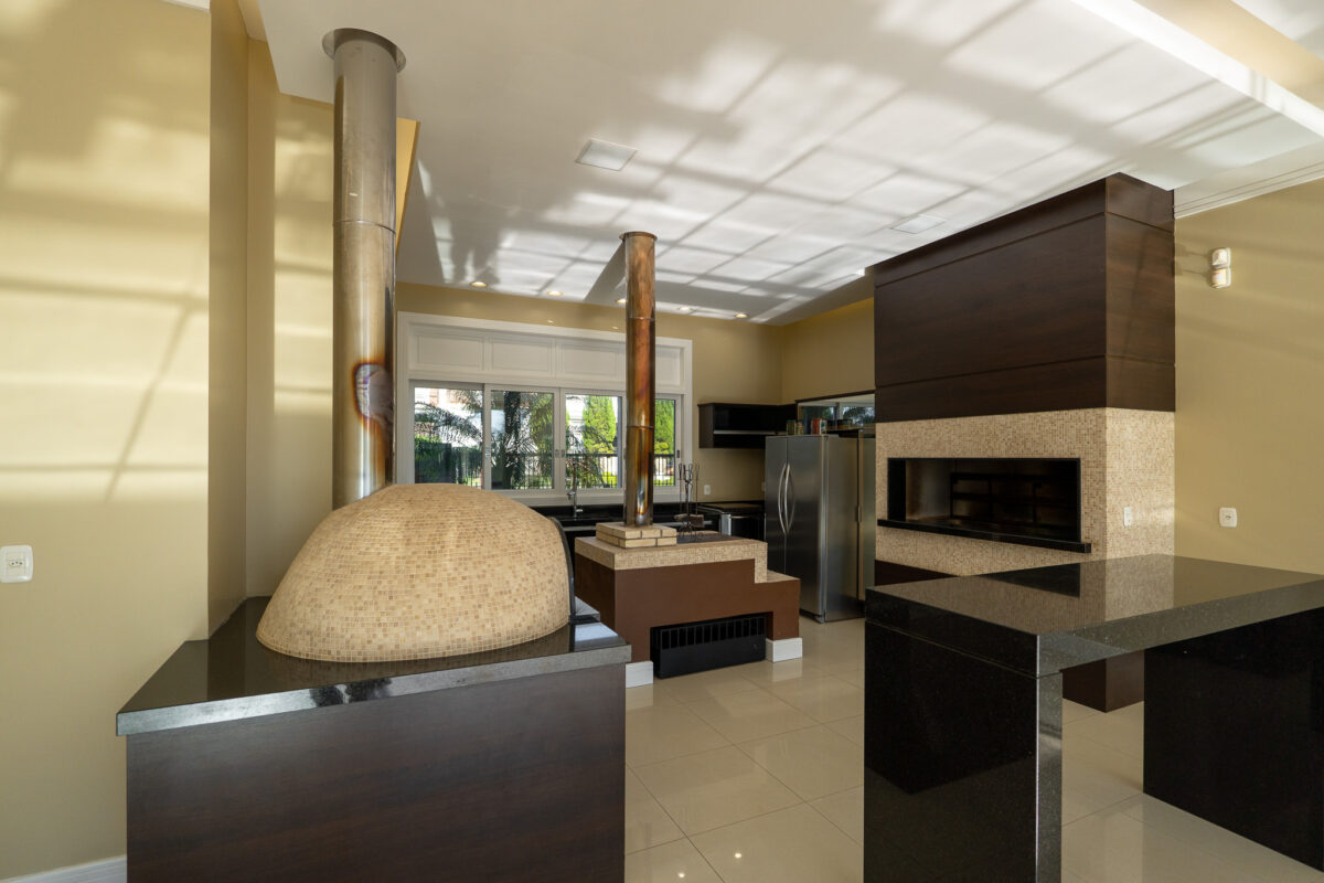 Espaço gourmet com forno a lenha, forno de pizza