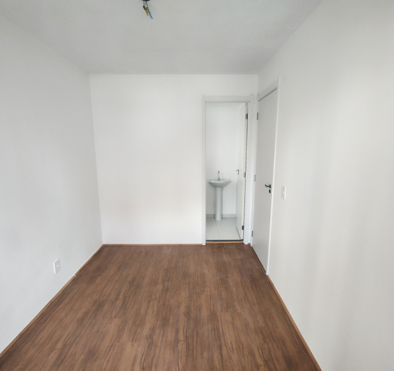 Vista entrada banheiro com laminado